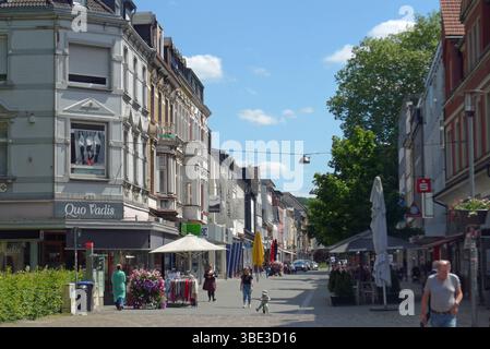 Die Fußgängerzone in der Innenstadt von Bergisch Gladbach Rheinisch-Bergischer Kreis in Nordrhein-Westfalen. *** La zone piétonne dans le centre-ville de Bergisch Gladbach Rheinisch Bergischer Kreis en Rhénanie du Nord-Westphalie Banque D'Images