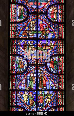 France, aube, Troyes, route du vitrail, cathédrale Saint-Pierre et Saint-Paul construite entre le 13ème et le 17ème siècle en style gothique, vitrail représentant la vie de Saint-André fait au 13ème siècle restauré au 19ème siècle, de bas en haut, Saint-André refuse d'adorer les idoles devant Aegus mais s'incline devant la croix, Saint André se prépare lui-même à être exécuté avec des gardes à ses côtés Banque D'Images