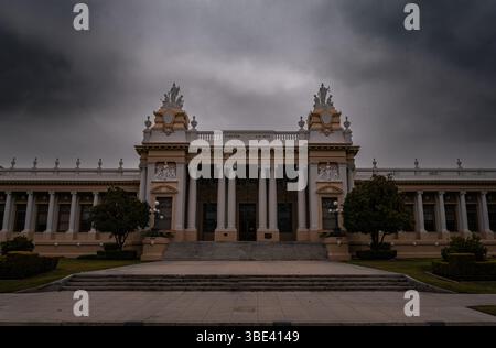 Un palais de justice historique magnifiquement préservé se dresse fièrement avec son architecture classique, avec de grandes colonnes, des fenêtres cintrées et une horloge majestueuse Banque D'Images