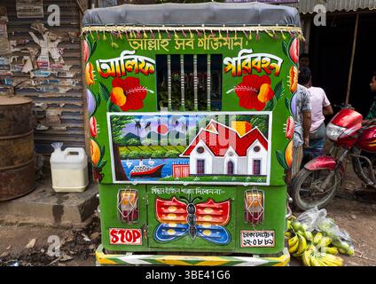 Pousse-pousse décoré, Division de Dhaka, Dhamrai, Bangladesh Banque D'Images