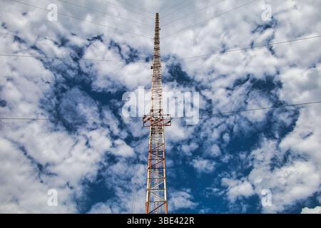 antenne de tour de radio de télécommunication concept futur large bande satellite connecter les nuages Banque D'Images
