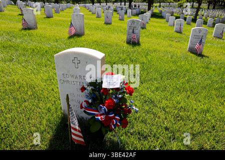 Arlington, États-Unis d'Amérique . 26 mai 2025. Vue générale du cimetière national d'Arlington le jour du souvenir le 26 mai 2025, à Arlington, Virginie. Le cimetière national d'Arlington est le plus grand cimetière du système de cimetière national des États-Unis, l'un des deux cimetières maintenus par l'armée des États-Unis. Les États-Unis célèbrent le Memorial Day chaque année pour honorer ceux qui sont morts en servant dans les forces armées. (Photo de Aashish Kiphayet/Sipa USA) crédit : Sipa USA/Alamy Live News Banque D'Images