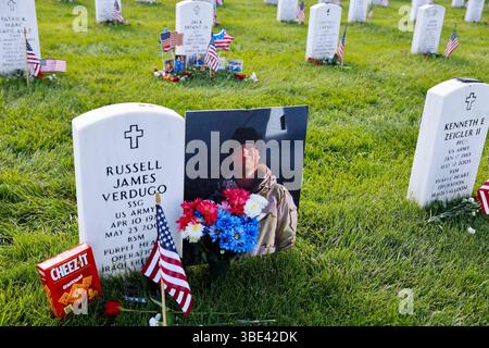 Arlington, États-Unis d'Amérique . 26 mai 2025. Vue générale du cimetière national d'Arlington le jour du souvenir le 26 mai 2025, à Arlington, Virginie. Le cimetière national d'Arlington est le plus grand cimetière du système de cimetière national des États-Unis, l'un des deux cimetières maintenus par l'armée des États-Unis. Les États-Unis célèbrent le Memorial Day chaque année pour honorer ceux qui sont morts en servant dans les forces armées. (Photo de Aashish Kiphayet/Sipa USA) crédit : Sipa USA/Alamy Live News Banque D'Images