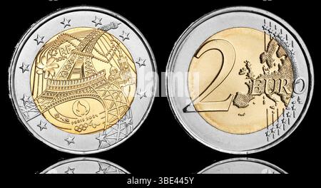 Pièce de 2 euros émise en 2024 pour commémorer les Jeux Olympiques de Paris. L'image inversée montre une Tour Eiffel déformée Banque D'Images