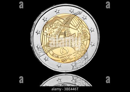 Pièce de 2 euros émise en 2024 pour commémorer les Jeux Olympiques de Paris. L'image inversée montre une Tour Eiffel déformée Banque D'Images