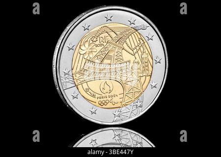 Pièce de 2 euros émise en 2024 pour commémorer les Jeux Olympiques de Paris. L'image inversée montre une Tour Eiffel déformée Banque D'Images