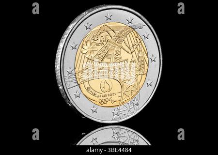 Pièce de 2 euros émise en 2024 pour commémorer les Jeux Olympiques de Paris. L'image inversée montre une Tour Eiffel déformée Banque D'Images