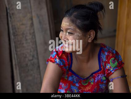 Portrait d'une femme du groupe ethnique marma avec du thanaka sur le visage, division de Chittagong, Rowangchhari, Bangladesh Banque D'Images
