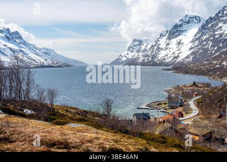 Belle Ersfjorden avec des montagnes enneigées sur un jour ensoleillé de printemps. Ersfjordbotn est un village sur l'île de Kvaløya dans la municipalité de Tromsø Banque D'Images