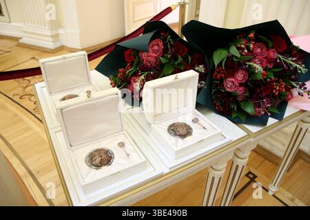Saint-Pétersbourg, Russie. 27 mai 2025. Badge d'honneur, lors de la cérémonie de remise des insignes aux personnes ayant reçu le titre de citoyen d'honneur de Pétersbourg au Palais Mariinsky. Crédit : ZUMA Press, Inc/Alamy Live News Banque D'Images
