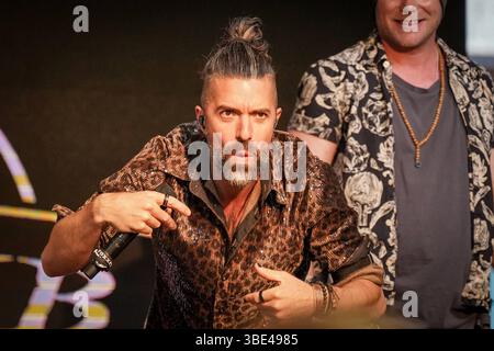 Stadl an der mur, Steiermark, Österreich, Europa : Auftritt von Voxxclub beim Gewerbefest zum 40-Jahre-Jubiläum von Almdorfbau. Mit den Bandmitgliedern Florian Claus, Christian Schild, Korbinian Arendt, Michael Michi Hartinger und Stefan Raaflaub. Alpenpop, Trachtenstyle, Stimmung, Bühnenaction, Festzelt, Firmenjubiläum, Live-Musik, Publikum feiert ausgelassen, tradition trifft Party Voxxclub sorgt für mitreißende Unterhaltung. *** Stadl an der mur, Styrie, Autriche, Europe performance de Voxxclub au festival du commerce pour le 40e anniversaire d'Almdorfbau avec les membres du groupe Florian Claus, C. Banque D'Images