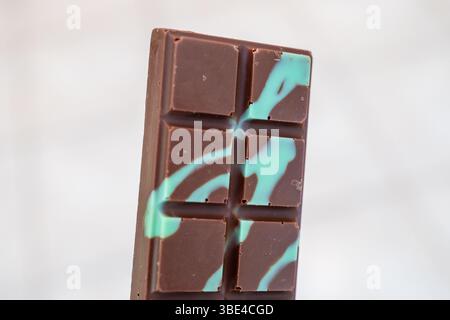 Lafayette, États-Unis. 05 mai 2025. Barre de chocolat Dubaï avec coloration verte visible, Lafayette, Californie, 5 mai 2025. (Photo Smith Collection/Gado/Sipa USA) crédit : Sipa USA/Alamy Live News Banque D'Images