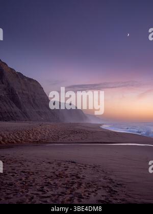 Crépuscule à Magoito Beach, Portugal – lever de lune sur les spectaculaires falaises côtières Banque D'Images