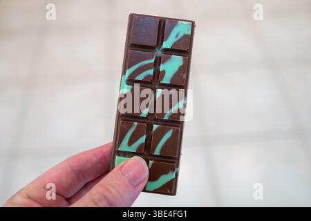 Lafayette, États-Unis. 05 mai 2025. Barre de chocolat Dubaï avec coloration verte visible, Lafayette, Californie, 5 mai 2025. (Photo Smith Collection/Gado/Sipa USA) crédit : Sipa USA/Alamy Live News Banque D'Images