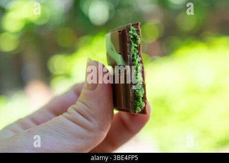 Lafayette, États-Unis. 05 mai 2025. Barre de chocolat Dubaï avec coloration verte visible, avec garniture comprenant crème de pistache et kadayif, Lafayette, Californie, 5 mai 2025. (Photo Smith Collection/Gado/Sipa USA) crédit : Sipa USA/Alamy Live News Banque D'Images