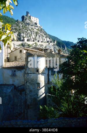 Le village médiéval français d'Entrevaux en 1955, avant la restauration de la tour d'entrée et de la porte - Alpes-de-haute-Provence, région Provence-Alpes-Côte d'Azur, France, années 1950 Banque D'Images