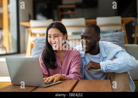 Un couple heureux et multinational qui sont des nomades numériques et travaillent dans un pays différent chaque mois Banque D'Images