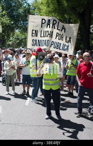 Madrid, Espagne. 25 mai 2025. 5/25/2025 Un pancart qui dit "parla lutte pour la santé publique" des milliers de personnes viennent protester contre la privatisation de la santé publique à Madrid, Espagne, le 25 mai 2025. (Photo de Jorge Gonzalez/Pacific Press/Sipa USA) crédit : Sipa USA/Alamy Live News Banque D'Images