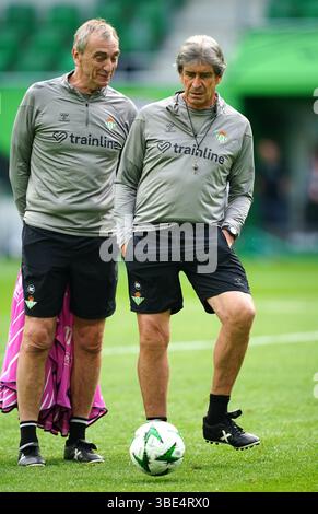 Manuel Pellegrini, entraîneur du Real Betis (à droite), et Ruben Cousillas, entraîneur adjoint, lors d'une séance d'entraînement au stade de Wroclaw, en Pologne, avant la finale de l'UEFA Conference League mercredi. Date de la photo : mardi 27 mai 2025. Banque D'Images