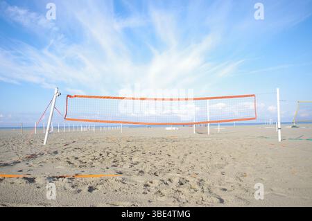 Un filet de volley-ball est installé sur une plage de sable Banque D'Images