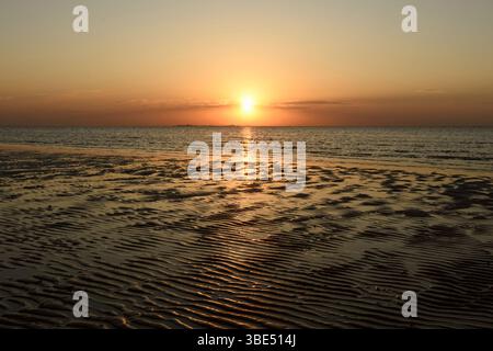 Coucher de soleil sur la mer des Wadden... Cuxhaven * mer du Nord * au large de Duhnen, Duhner Watt, basse-Saxe mer des Wadden, soleil bas sur Neuwerk, prise de vue atmosphérique, Allemagne, Banque D'Images