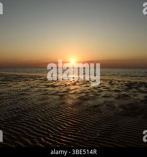 Coucher de soleil sur la mer des Wadden... Cuxhaven * mer du Nord * au large de Duhnen, Duhner Watt, basse-Saxe mer des Wadden, soleil bas sur Neuwerk, prise de vue atmosphérique, Allemagne, Banque D'Images
