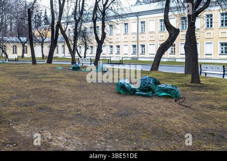 Moscou, Russie - 13 mars 2025 : pièces d'exposition dans le parc du musée d'art décoratif tout-russe dans le domaine précédent de la ville du comte Osterman sur Delegatskaya str Banque D'Images