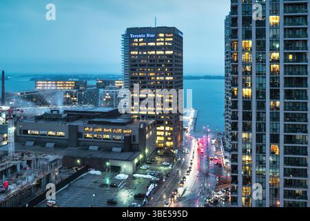 Condo et immeuble de bureaux au centre-ville de Toronto, Ontario, Canada. Banque D'Images