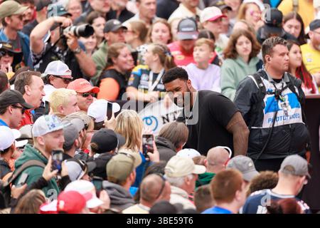 Indianapolis, États-Unis. 25 mai 2025. DeForest Buckner - Indianapolis Colts Defensive Tackle marche sur le tapis rouge avant la 109e course NTT IndyCar Series de l'Indianapolis 500 au Indianapolis Motor Speedway. Crédit : SOPA images Limited/Alamy Live News Banque D'Images