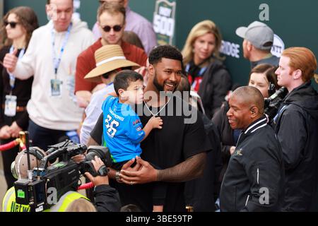 Indianapolis, États-Unis. 25 mai 2025. DeForest Buckner - Indianapolis Colts Defensive Tackle marche sur le tapis rouge avant la 109e course NTT IndyCar Series de l'Indianapolis 500 au Indianapolis Motor Speedway. Crédit : SOPA images Limited/Alamy Live News Banque D'Images