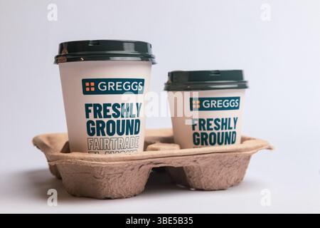 Londres, Royaume-Uni, 20 mai 2025 :- Une photo de studio de Gregg's Takeout Holder for Coffee, Greggs est une chaîne de boulangerie de détail au Royaume-Uni Banque D'Images