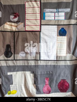 panneau mural textile fabriqué à la main et peint représentant un placard avec vaisselle et livres Banque D'Images