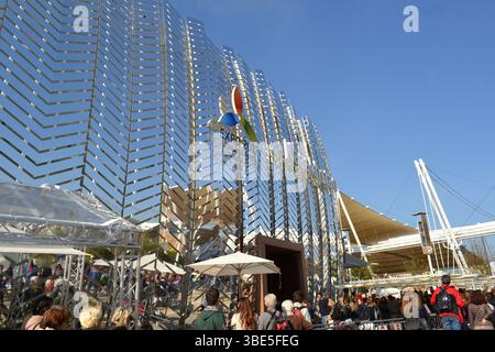 Façade de pavillon du Kazakhstan avec des panneaux de couleur argentée d'isolation thermique comme climatiseur naturel sur fond de ciel bleu. Marché local en face. Banque D'Images