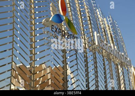 Façade de pavillon du Kazakhstan avec des panneaux de couleur argentée d'isolation thermique comme climatiseur naturel sur fond de ciel bleu. Banque D'Images