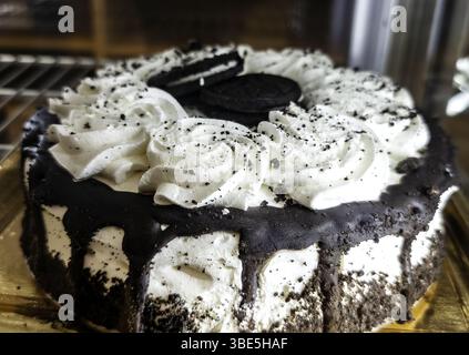 Gâteau au chocolat et à la crème dans une pâtisserie, cuisine artisanale, à vendre Banque D'Images