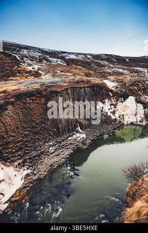 Colonnes de basalte époustouflantes du canyon de Studlagil en Islande. Cette merveille naturelle met en valeur les formations géologiques uniques du réseau local islandais accidenté Banque D'Images