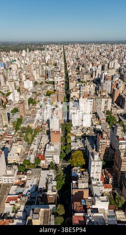 Vue d'en haut, cette image capture le vaste paysage urbain de Rosario, en Argentine, mettant en valeur un réseau dense de bâtiments et de rues s'étendant jusqu'au hori Banque D'Images