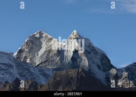 Sommets enneigés du mont Everest sous un ciel bleu clair, mettant en valeur la beauté majestueuse et la sérénité du paysage himalayen, captivant l'Avent Banque D'Images