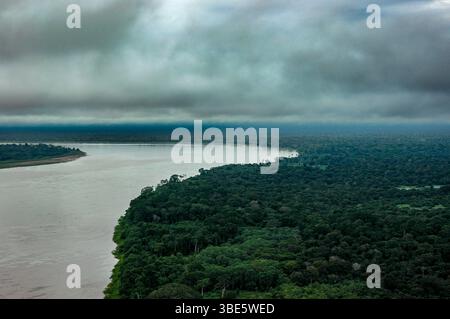 La vue aérienne de la rivière Madère par jour de tempête capture les méandres étendus de la rivière et la forêt dense environnante, avec des zones visibles de déforestation Banque D'Images