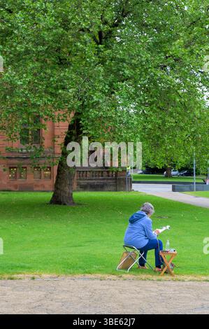 Un artiste dessinant en plein air à côté de Kelvingrove Art Gallery and Museum, Glasgow, Écosse, Royaume-Uni, Europe Banque D'Images