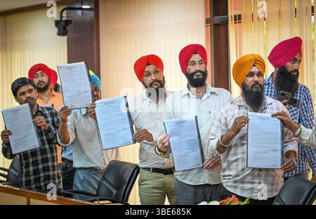New Delhi, Inde. 27 mai 2025. NEW DELHI, INDE - MAI 27 : familles bénéficiaires des émeutes anti-sikhs de 1984 posant avec leurs lettres de nomination présentées par le Ministre en chef de Delhi Rekha Gupta (absent de la photo) au Secrétariat de Delhi le 27 mai 2025 à New Delhi, Inde. (Photo de Sanchit Khanna/Hindustan Times/Sipa USA) crédit : Sipa USA/Alamy Live News Banque D'Images