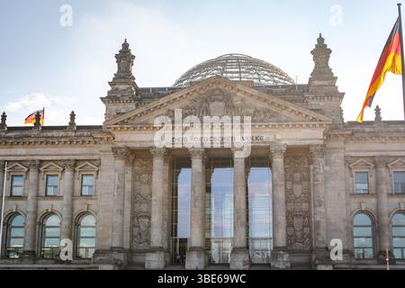 Le Reichstag (anglais : Assemblée impériale) est un bâtiment historique du gouvernement législatif sur la Platz der Republik à Berlin, est le siège de la BU allemande Banque D'Images