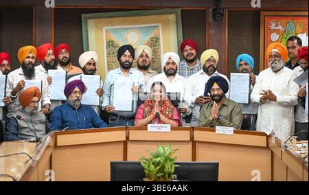 New Delhi, Inde. 27 mai 2025. NEW DELHI, INDE - MAI 27 : Rekha Gupta, ministre en chef de Delhi, avec Manjinder Singh Sirsa, ministre de l'environnement, remettant les lettres de nomination d'emplois au gouvernement de Delhi aux victimes des émeutes de 1984 au Secrétariat de Delhi le 27 mai 2025 à New Delhi, Inde. (Photo de Sanchit Khanna/Hindustan Times/Sipa USA) crédit : Sipa USA/Alamy Live News Banque D'Images