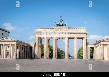 La porte de Brandebourg (en allemand : Brandenburger Tor) est un monument néoclassique du XVIIIe siècle à Berlin. L'un des monuments les plus connus d'Allemagne Banque D'Images