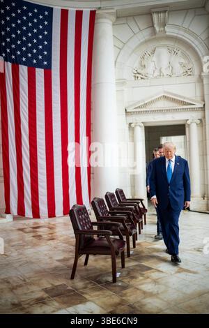 Arlington (États-Unis d'Amérique). 26 mai 2025. Arlington (États-Unis d'Amérique). 26 mai 2025. Le président américain Donald Trump, arrive pour la célébration annuelle du Memorial Day au Memorial Amphitheater du cimetière national d'Arlington le 26 mai 2025 à Arlington, en Virginie. Crédit : Daniel Torok/White House photo/Alamy Live News Banque D'Images
