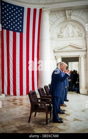 Arlington (États-Unis d'Amérique). 26 mai 2025. Arlington (États-Unis d'Amérique). 26 mai 2025. Le président américain Donald Trump, arrive pour la célébration annuelle du Memorial Day au Memorial Amphitheater du cimetière national d'Arlington le 26 mai 2025 à Arlington, en Virginie. Crédit : Daniel Torok/White House photo/Alamy Live News Banque D'Images
