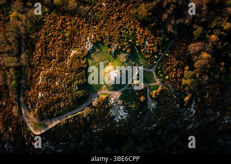 Vue aérienne de l'obélisque de Killiney Hill et des sentiers environnants lors d'une chaude soirée d'heure dorée à Dublin Banque D'Images