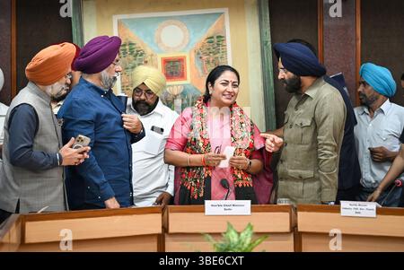 New Delhi, Inde. 27 mai 2025. NEW DELHI, INDE - MAI 27 : Rekha Gupta, ministre en chef de Delhi, avec Manjinder Singh Sirsa, ministre de l'environnement, remettant les lettres de nomination d'emplois au gouvernement de Delhi aux victimes des émeutes de 1984 au Secrétariat de Delhi le 27 mai 2025 à New Delhi, Inde. (Photo de Sanchit Khanna/Hindustan Times/Sipa USA) crédit : Sipa USA/Alamy Live News Banque D'Images