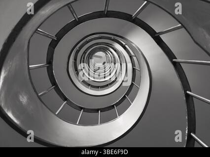 Low angle view of a spiral staircase Banque D'Images