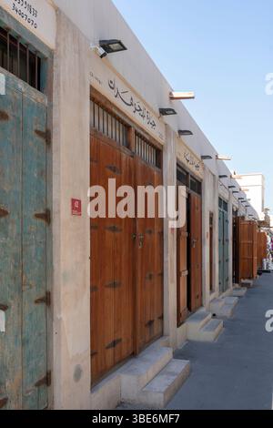 Bazar traditionnel avec des devantures en bois et des murs blancs crée une expérience de shopping authentique sur le chemin perlé à Muharraq Banque D'Images